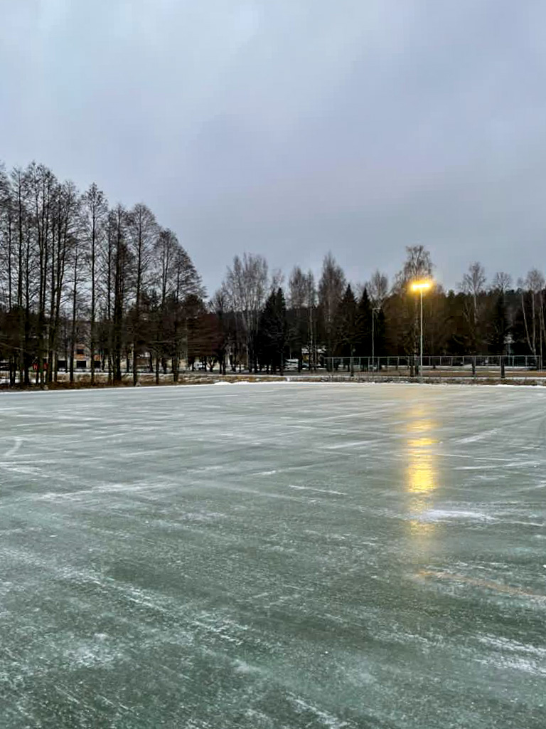 Kuvassa vasta avattu urheilupuiston jääkenttä.