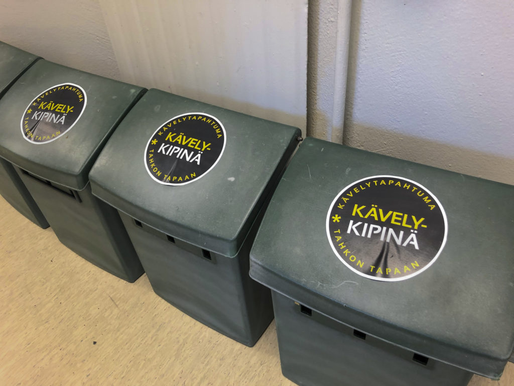Kuvassa postilaatikoita, jotka olivat käytössä Kävelykipinätapahtumassa.