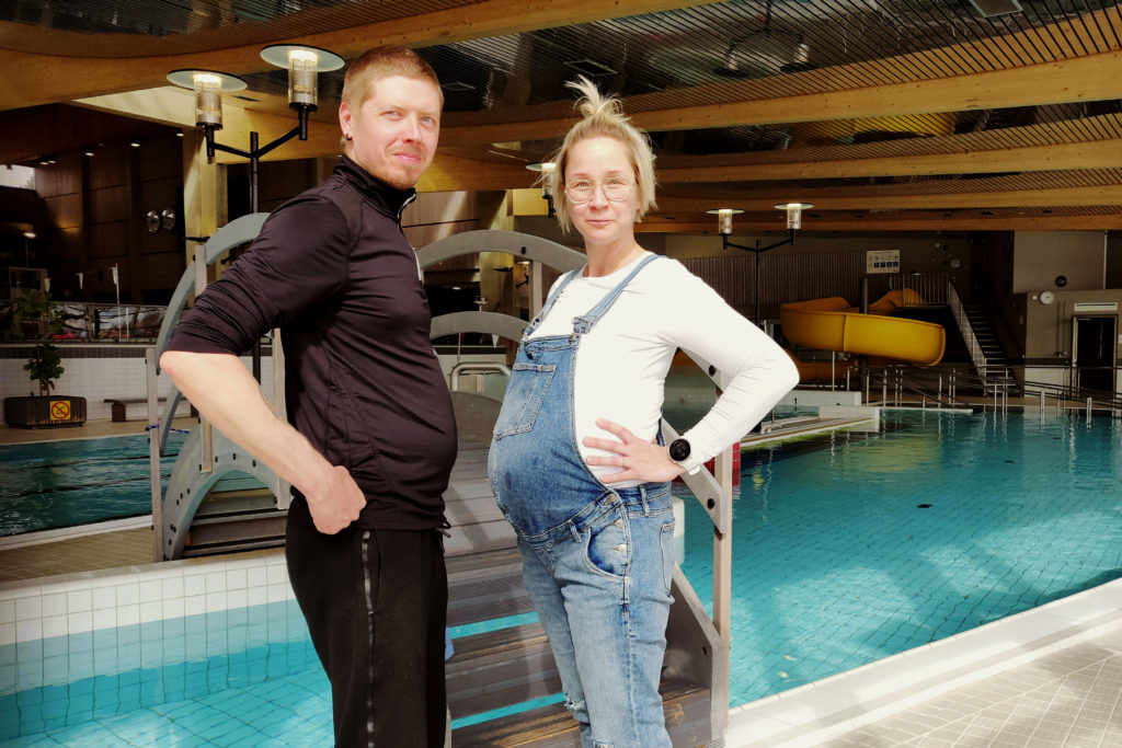 Kuvassa Panu Tavisalo ja Sarianna Ollikainen-Rantanen uima-altaan reunalla.