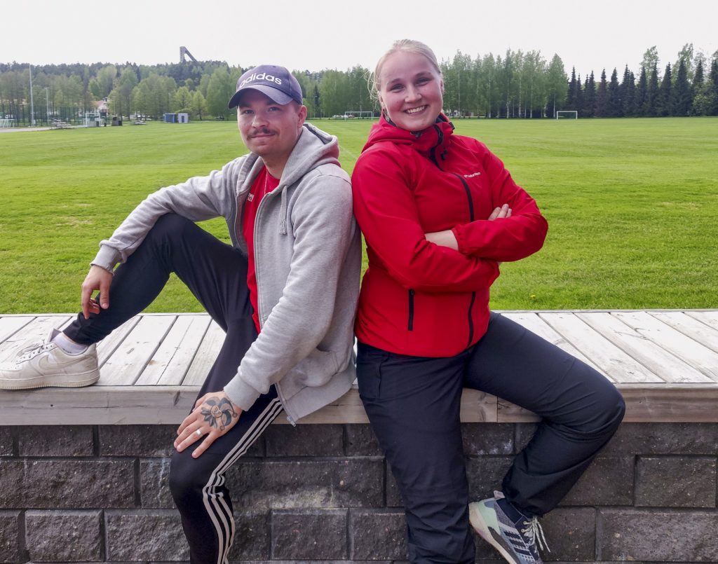 Kuvassa liikunnanohjaajamme Venla Heikkinen ja Mikko Koski Hämeenlinnan Urheilupuistossa